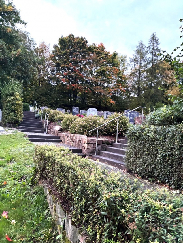Handläufe auf dem Friedhofsgelände Sieblos
