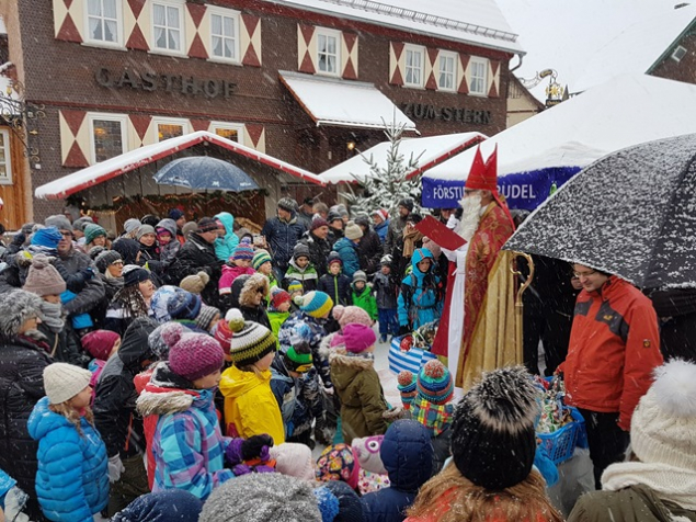 Der Nikolaus verteilte auf dem Poppenhausener Weihnachtsmarkt Geschenkpäckchen an die zahlreich erschienenen Kinder.