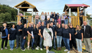 1.	Gemeinschaftsfoto mit den Freiwilligen aus Tränkhof, mehrere Kinder und einige Mandatsträger der gemeindlichen Gremien.