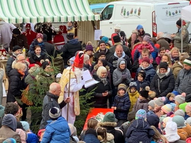 Der Nikolaus beim Vortrag einer Geschichte.