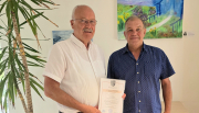Der Dienstjubilar Thomas Metzler (rechts) u. Bürgermeister Manfred Helfrich)