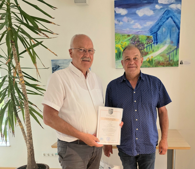 Der Dienstjubilar Thomas Metzler (rechts) u. Bürgermeister Manfred Helfrich)