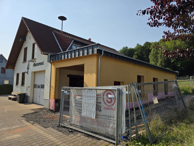 Der Anbau des Feuerwehrgerätehauses in Steinwand