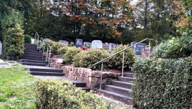 Handläufe auf dem Friedhofsgelände Sieblos