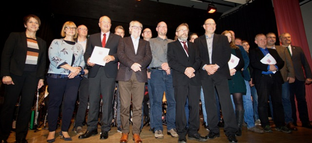 Gruppenfoto Bühne: Am Ende der Feierstunde ein Gruppenfoto von den Geehrten und den Ehrenden auf der Bühne.