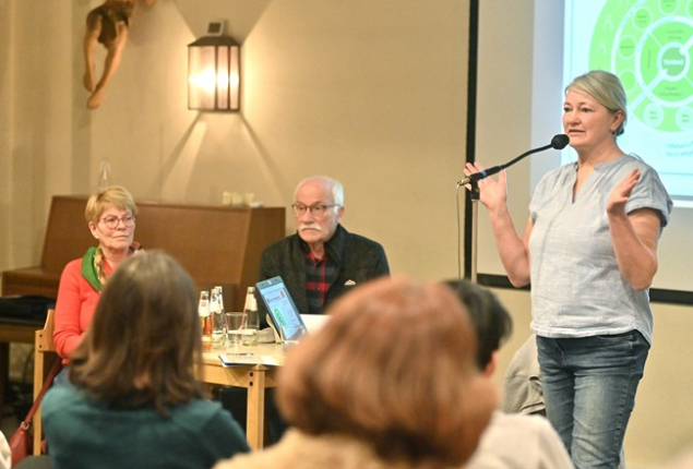 Susanne Beh (im Vordergrund) Gisela Feuerstein und Dr. Hans Unbehaun informierten die rund 50 Besucherinnen und Besucher