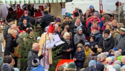 Der Nikolaus beim Vortrag einer Geschichte.