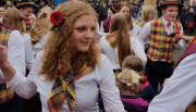 Beim Dreireihentanz im Lüttergrund unter des Kirmesbaum vor dem Kirmeszelt…