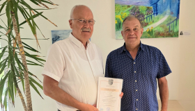 Der Dienstjubilar Thomas Metzler (rechts) u. Bürgermeister Manfred Helfrich)