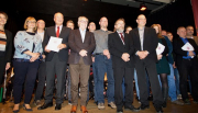 Gruppenfoto Bühne: Am Ende der Feierstunde ein Gruppenfoto von den Geehrten und den Ehrenden auf der Bühne.
