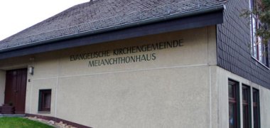 Außenansicht der Evangelischen Kirche Außenansicht der Evangelischen Kirche mit dem Schriftzug auf der Fassade Evangelische Kirchengemeinde Melanchtonhaus