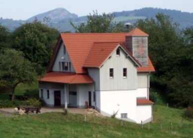 Feuerwehrhaus Gackenhof Feuerwehrhaus Gackenhof mit rotem Dach in ländlicher Umgebung.
