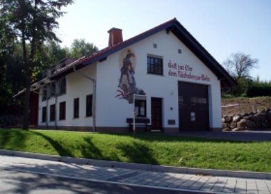 Feuerwehrhaus Rodholz Feuerwehrhaus Rodholz mit Feuerwehrfahrzeug vor dem Gebäude.