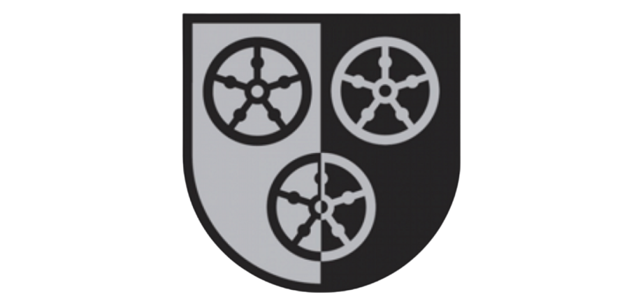Wappen der Gemeinde Poppenhausen (Wasserkuppe), in silbernem und schwarzem, senkrecht geteiltem Schild drei 5-speichige Räder 2:1 gestellt in verwechselten Farben.