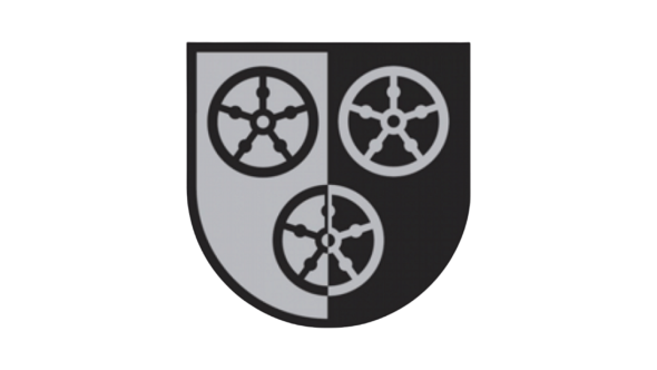 Wappen der Gemeinde Poppenhausen (Wasserkuppe), in silbernem und schwarzem, senkrecht geteiltem Schild drei 5-speichige Räder 2:1 gestellt in verwechselten Farben.