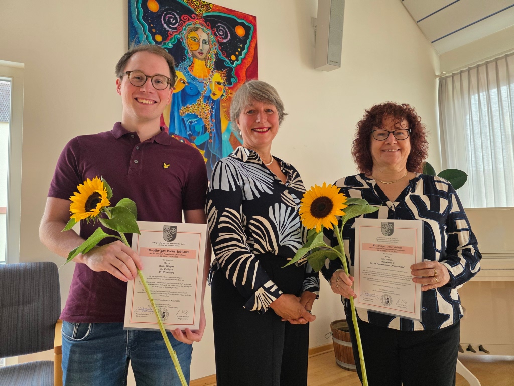 Bürgermeisterin Alexandra Ballweg mit den beiden Jubilaren David Wagner und Ulla Gensler