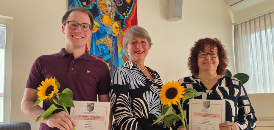 Bürgermeisterin Alexandra Ballweg mit den beiden Jubilaren David Wagner und Ulla Gensler Bürgermeisterin Alexandra Ballweg mit den beiden Jubilaren David Wagner und Ulla Gensler