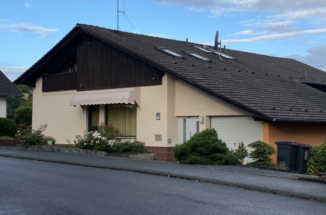 Ansicht Straße mit Eingang